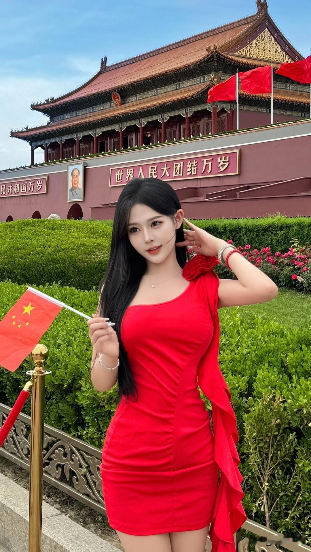 打卡天安门，红裙飘扬，祝祖国繁荣昌盛！🇨🇳💃🌹