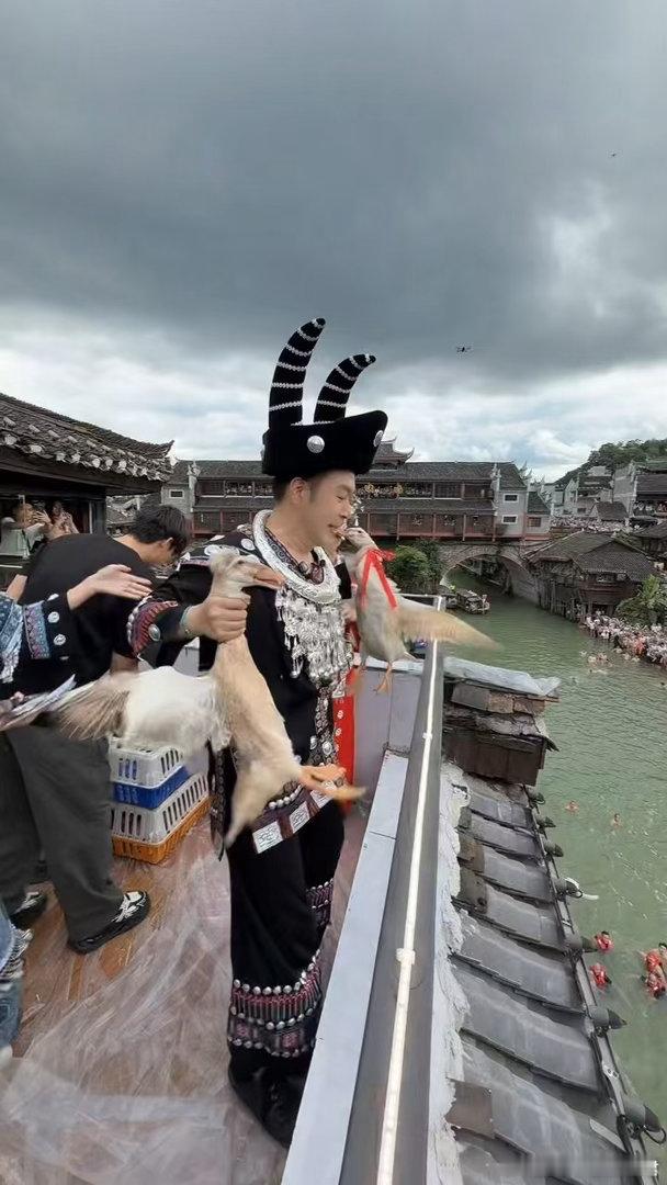 杜海涛也来凤凰古城抢鸭子大赛了看完杜海涛在凤凰古城的视频，彻底迷上湘西端午，身着