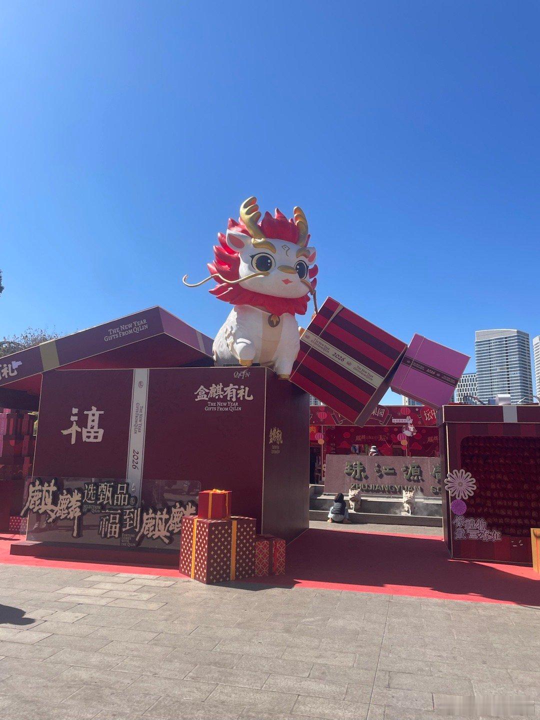 候会的间隙到街头感受“年味”，感觉已经好久好久没有步行走过这条曾经无比熟悉的街道