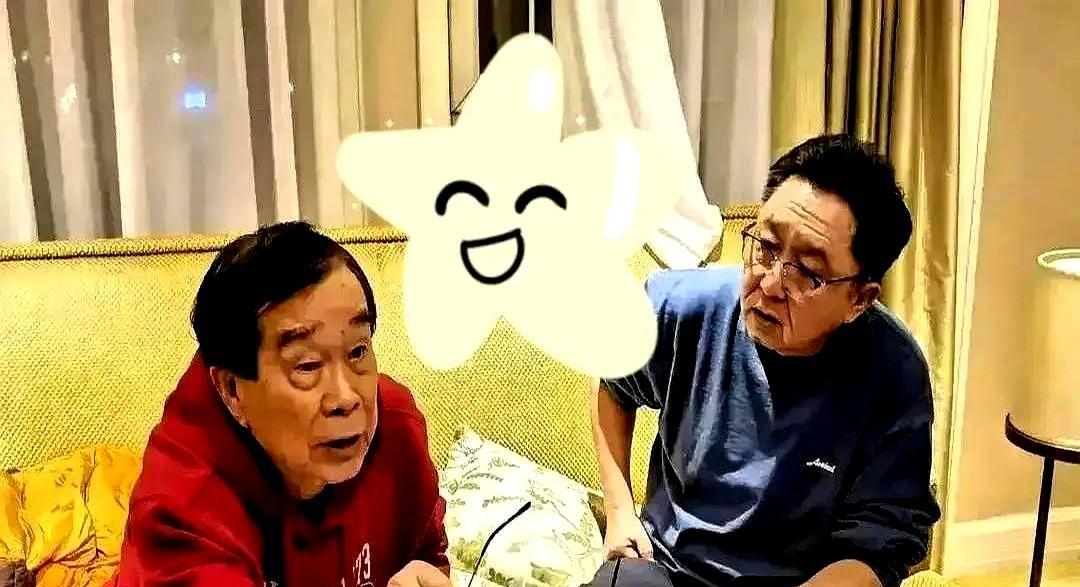 寿宴正酣，大屏幕闪出1985年的雪花噪点。
于谦的手在抖。
石富宽的泪，毫无征兆