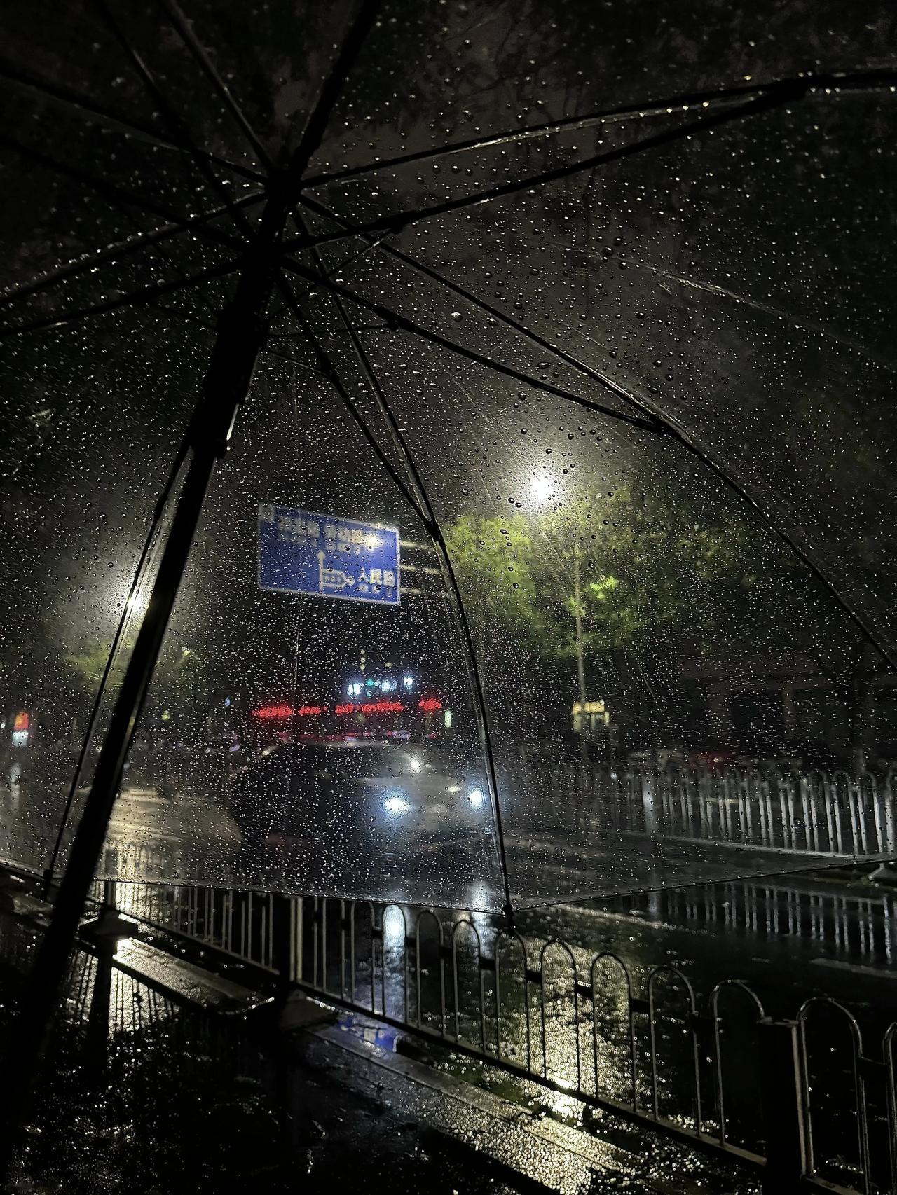 突然就爱上雨天了！原来慢下来的生活，这么治愈
 
窗外的雨丝斜斜织着，敲得玻璃窗