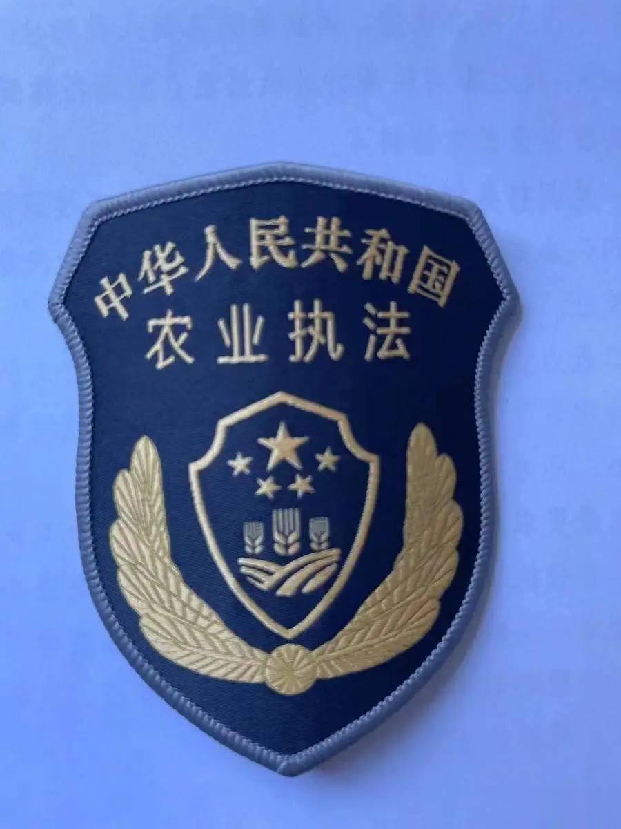 最近“農管”火了，城裏有城管，農村有農管，網絡有網管，爲人民服務可謂面面俱到！（