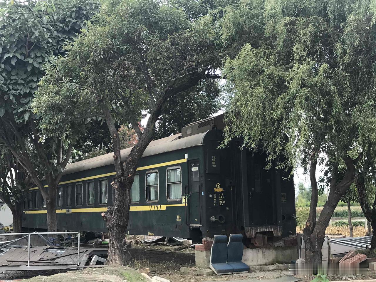 怎么这么多人怀念绿皮火车？它虽然票价便宜，但速度慢、车厢内环境嘈杂，又沉闷，以前