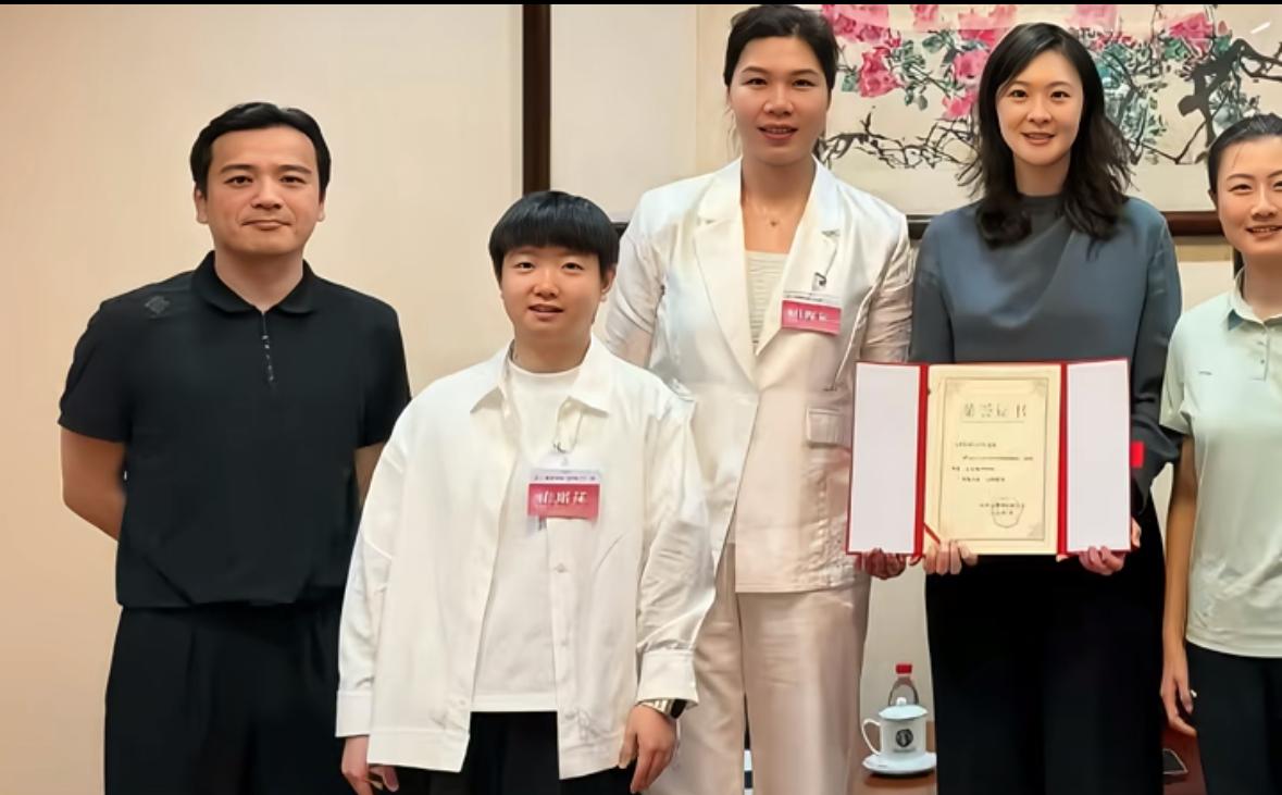 7月31日孙颖莎与丁宁一起参加青联活动——莎莎淡定自若，有大将风范！
没有参加乒