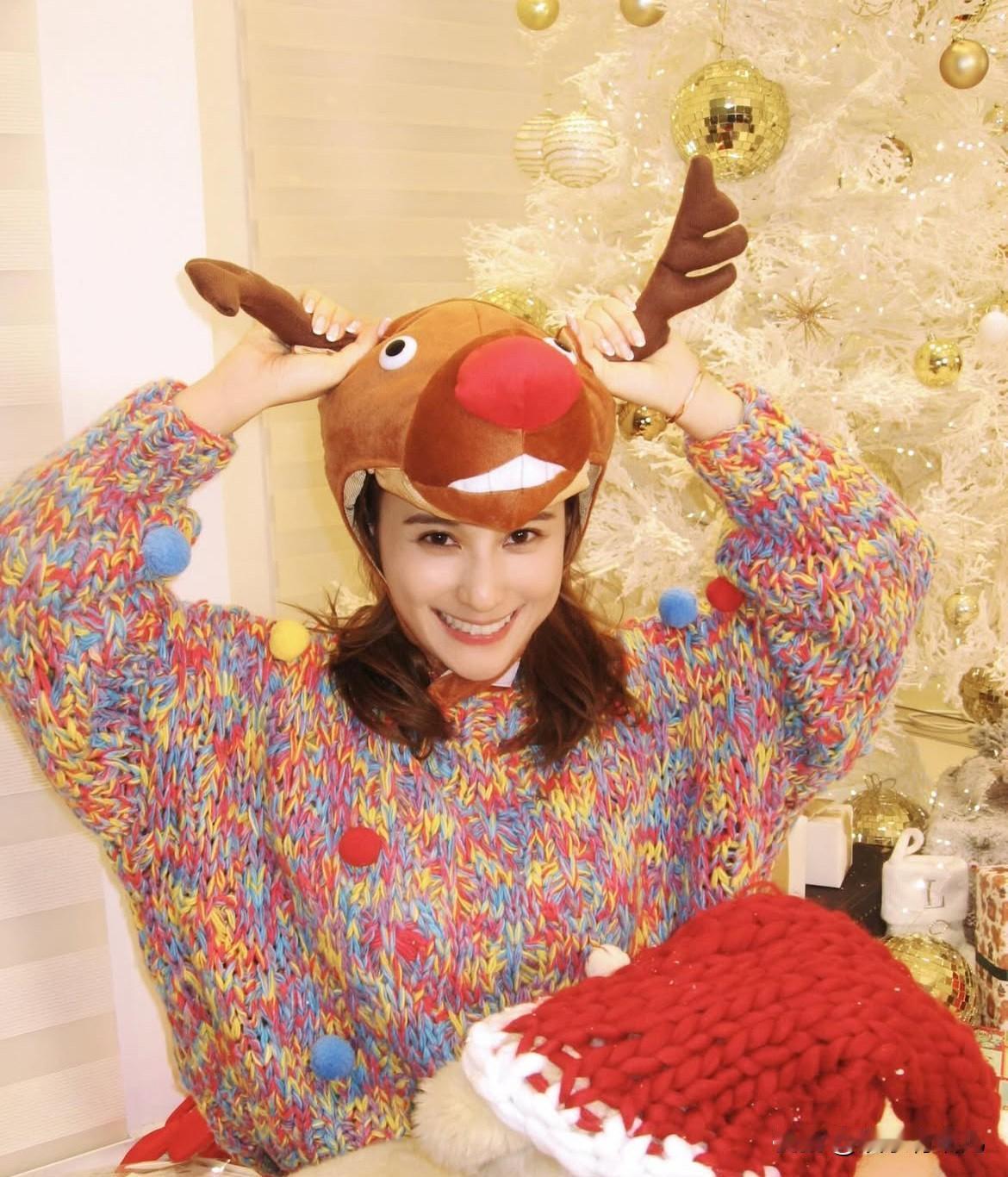 何超莲刚获得金莲花【最佳新人奖】，正好赶上平安夜。当晚何超莲晒图庆祝，看到一桌丰