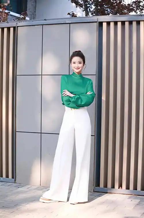 央视主持人刘心悦，气质真的是太好了。

绿色的上衣，搭配白色长裤让她整个人看起来