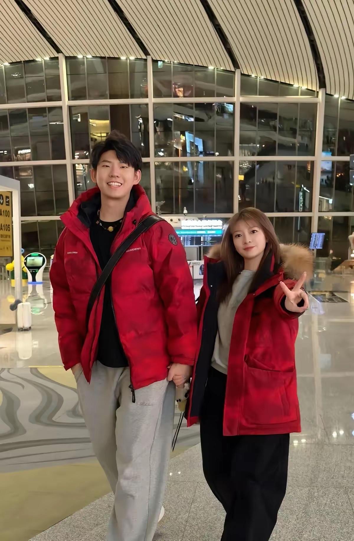 奥运会冠军出行，非常恩爱的一对