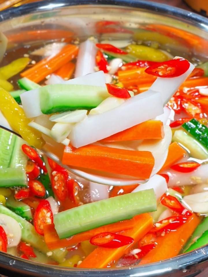 成都老姨早餐店秘制泡菜火了！免费小菜被阿姨们拎饭盒打包，被迫无奈换回普通腌菜！