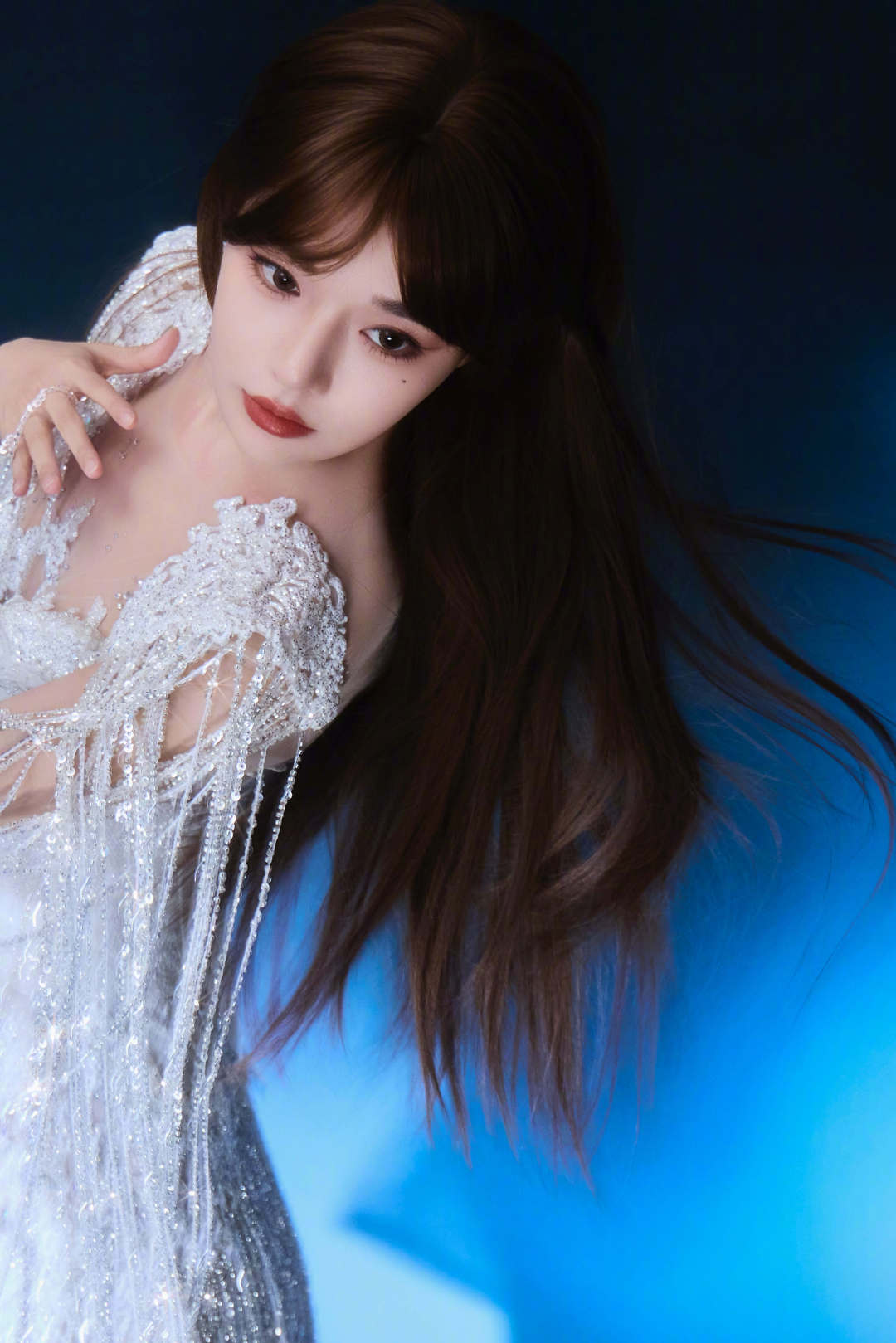 黄霄雲在演唱会认出了十年老粉最好的关系莫过于，你陪我长大，我念你如初。黄霄雲被老