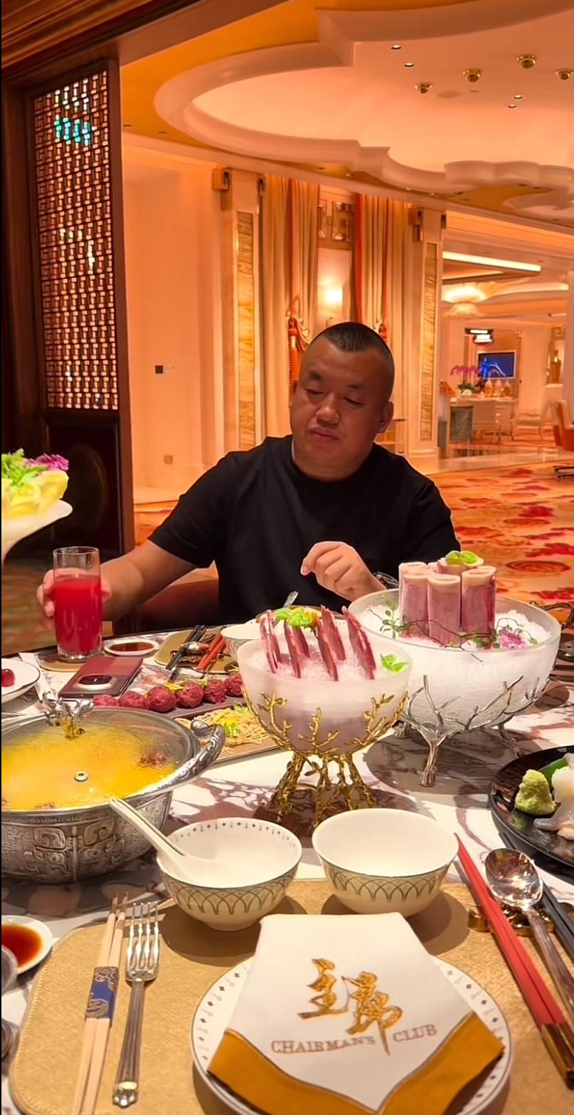 北京坤哥，带着保镖又去了澳门新濠天地，一心想着碰碰手气，捞上一笔大钱。坤哥隔三差