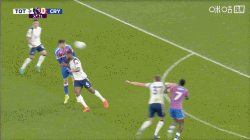 比赛第37分钟，范德文因为禁区内拉人犯规，得到红点套餐，热刺在主场被迫十人应战 