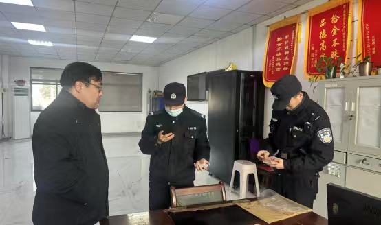 【#安徽一公交司机捡万元现金归还失主#】#大皖正能量# 春节临近，安徽蒙城的公交