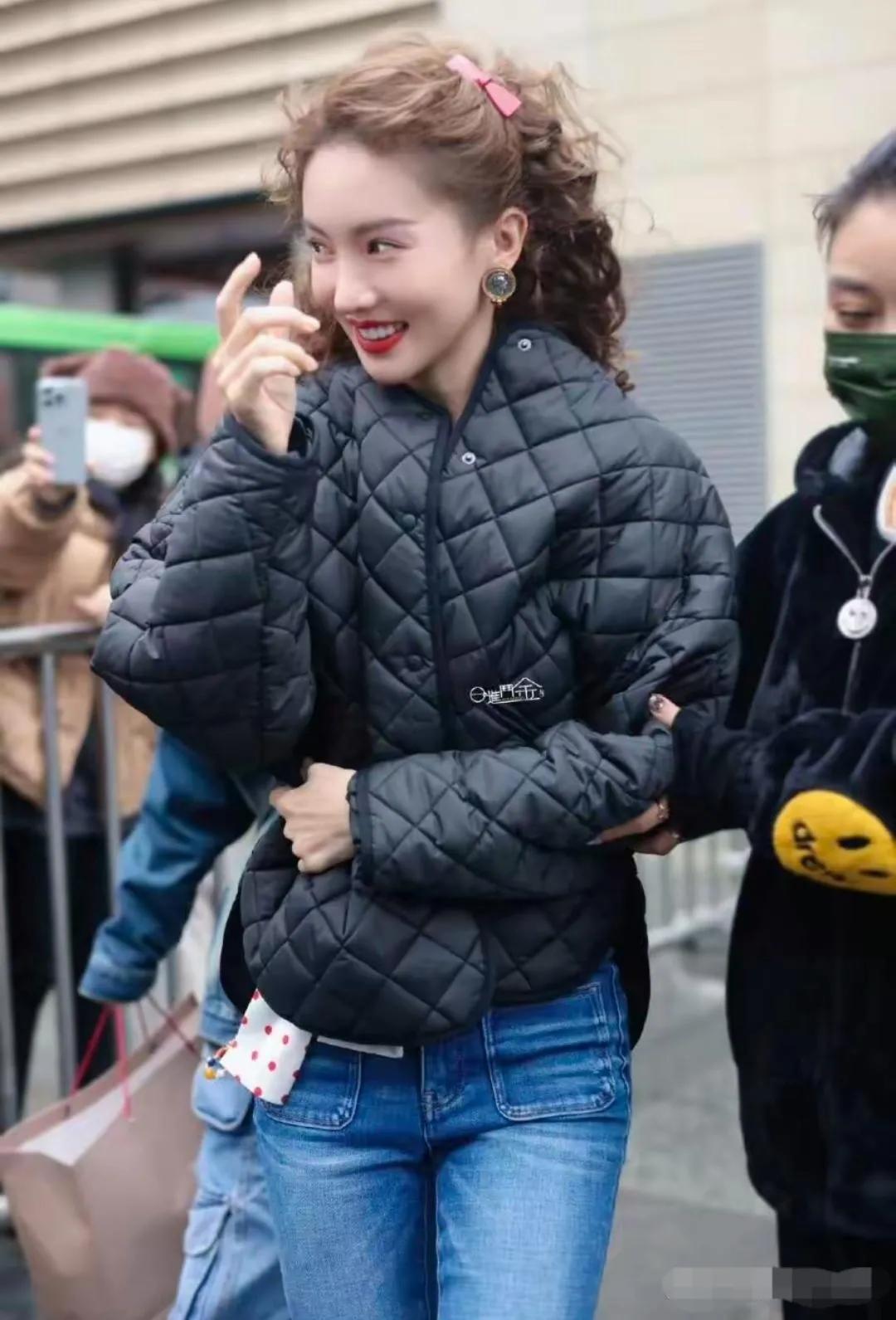 金晨的每一次出现，必定会引起大家的关注。只因她和关晓彤一样，单论装扮造型上，几乎