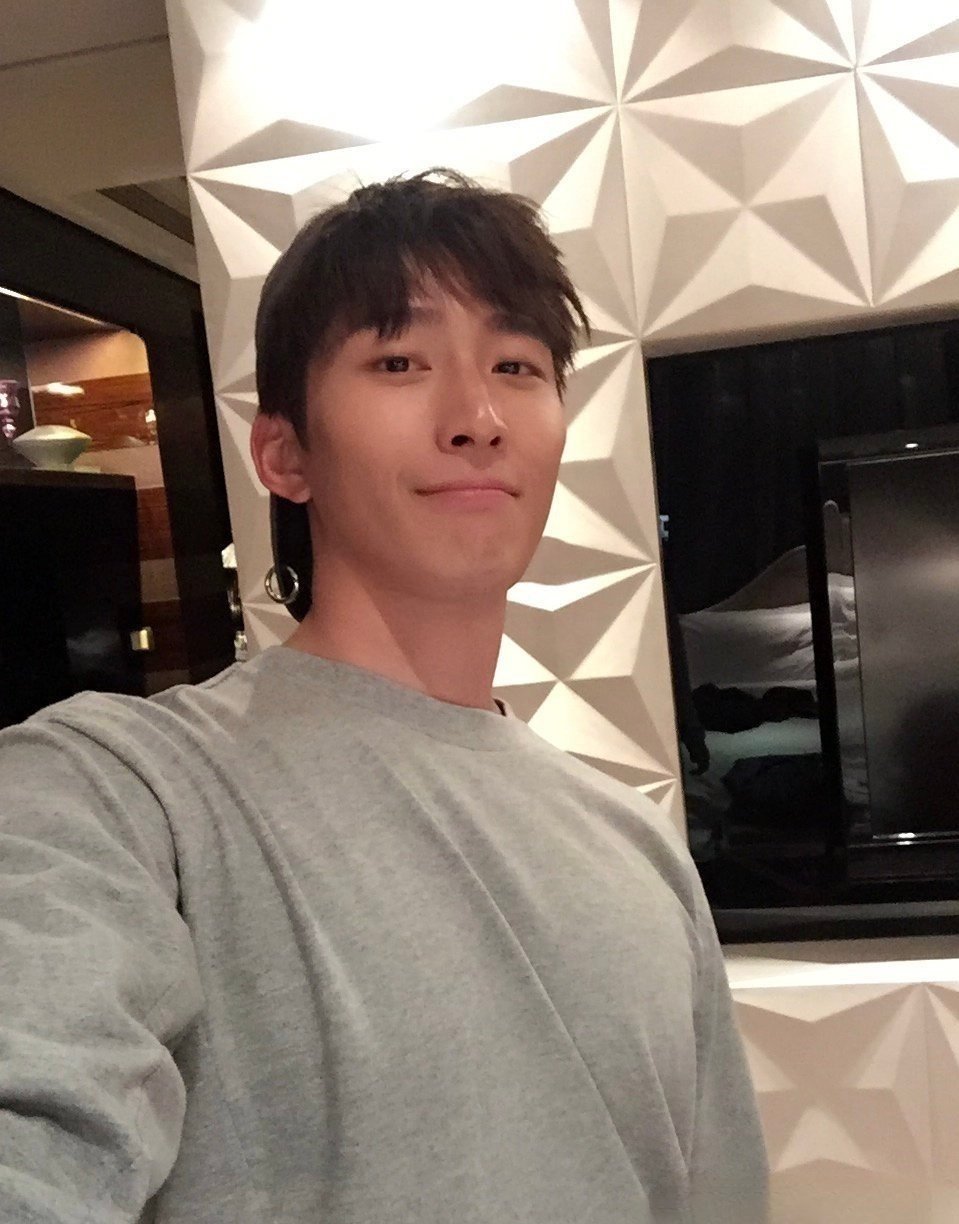 窦骁打球状态窦骁高级感日常窦骁打高尔夫日常 