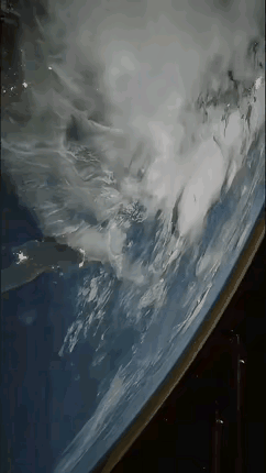 看了这图才知道，原来我们地球的大气层这么薄啊，却为我们抵御了好多陨石。一定要好好