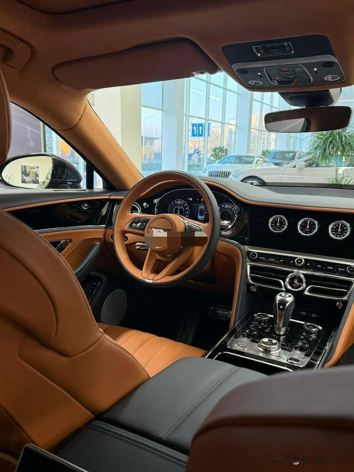 宾利飞驰的奢华暴击，谁能拒绝黑外棕内的宾利飞驰啊
宝石黑车身配纽马克特褐内饰，高