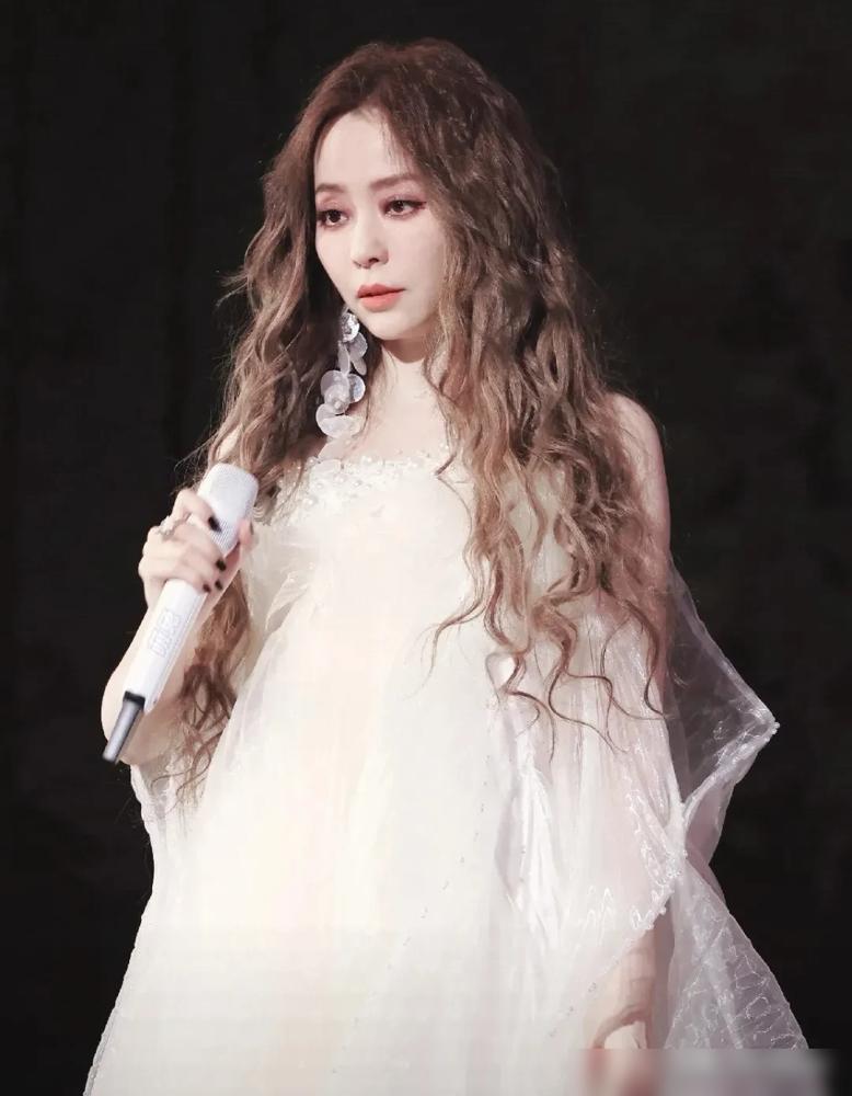 张靓颖昨晚演唱会直接认了脸部医美，还说新专辑也在do，这坦诚劲儿，难怪被喊内娱活