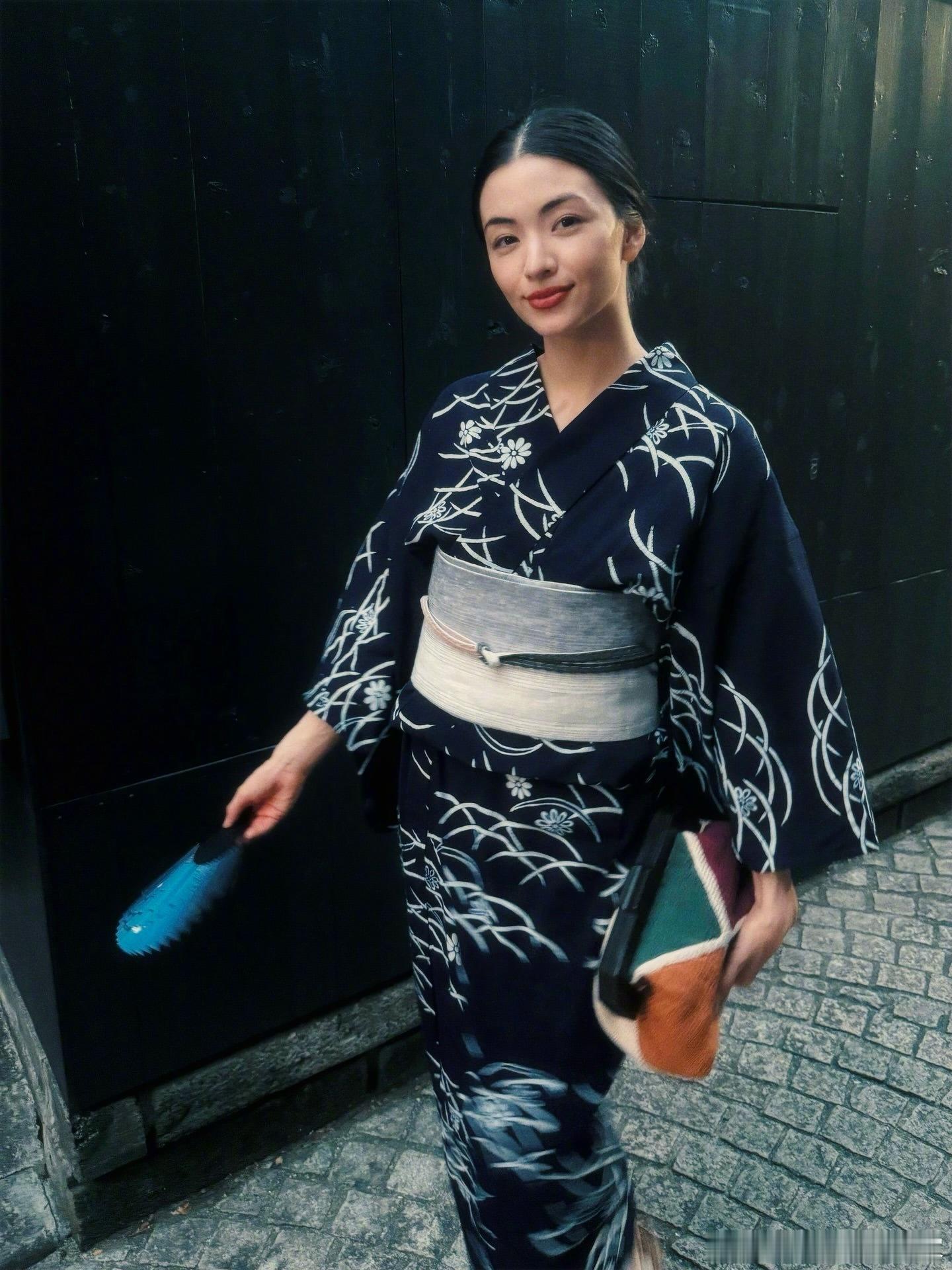 吴建豪新婚妻子的身份曝光，是比吴建豪小12岁的35岁的日本女歌手Emi Aram