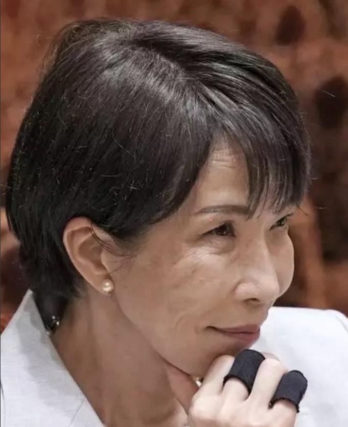 日本彻底慌了！之前跟着美国上蹿下跳围堵中国有多嚣张，现在低头求对话就有多狼狈！当