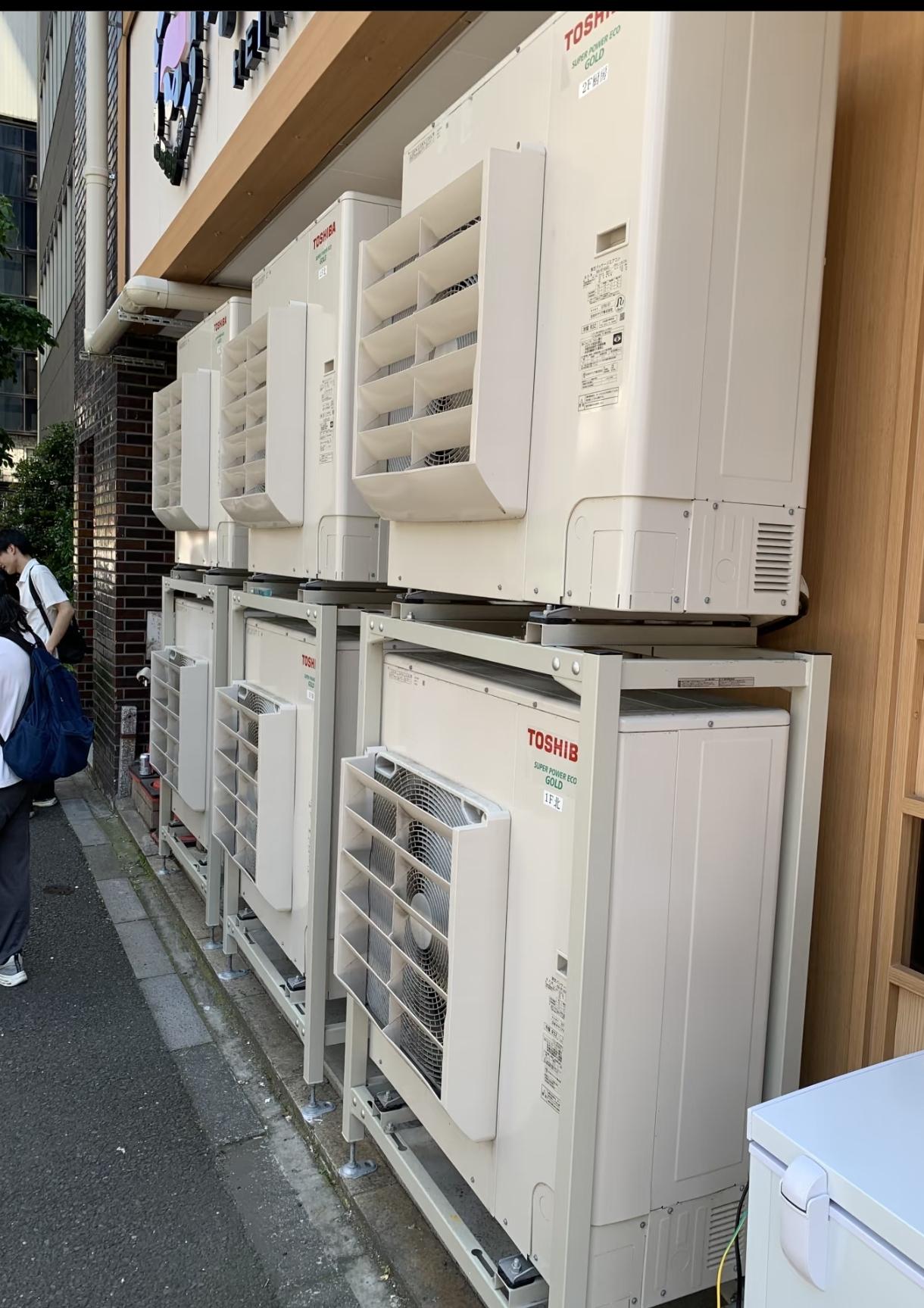 实话实说，日本这空调装的，万年牢。为什么室外机装这么低？ 别的地方不知道，反正上