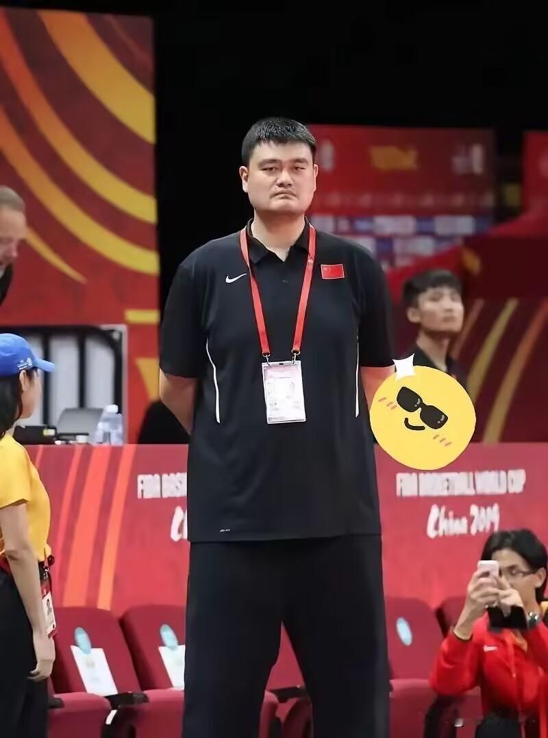 姚明任职期间，把国家队分成红队、蓝队分别打比赛，安排部分U系列年轻国青队伍承担对