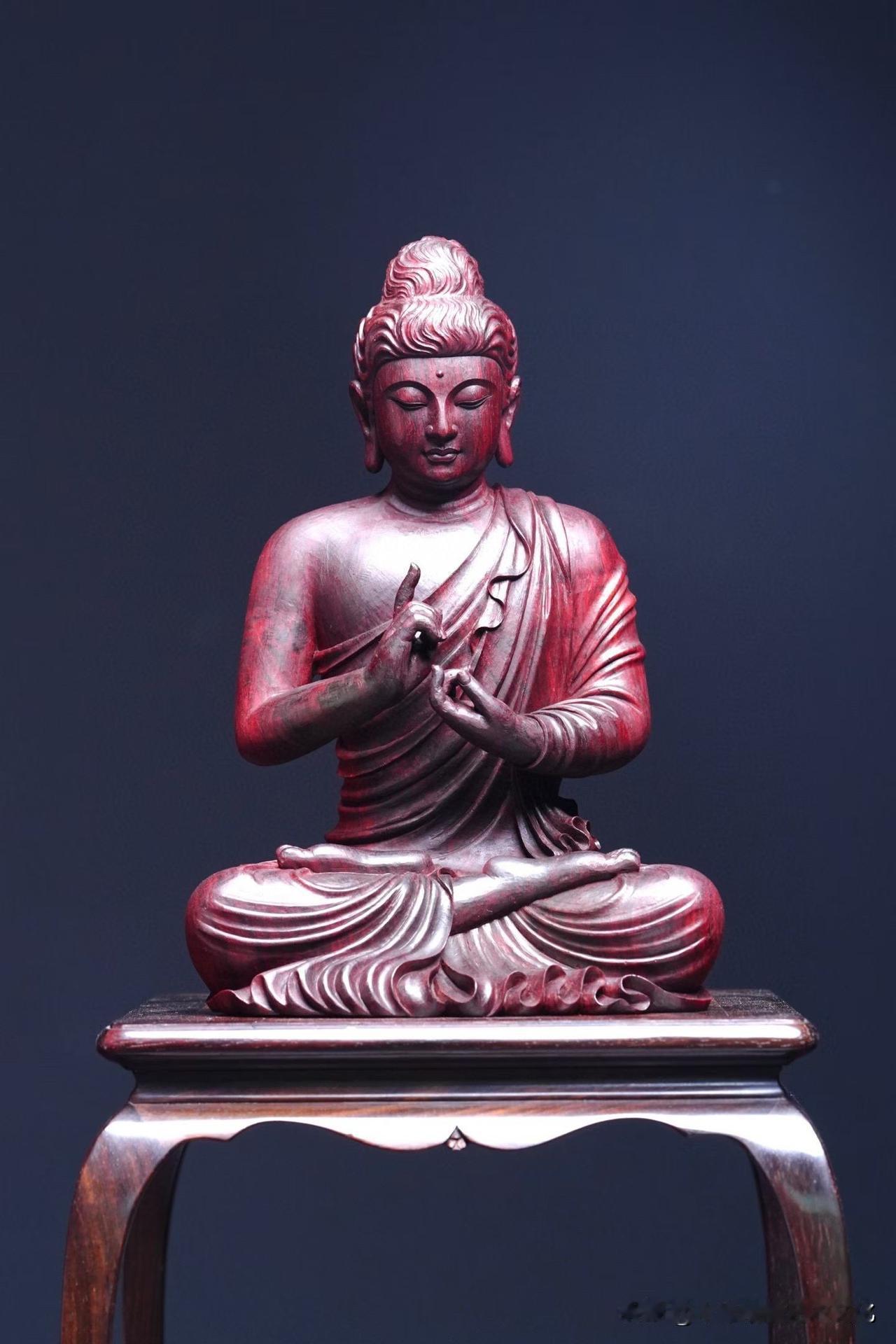 有些佛像，看一眼就觉得“静”。

这尊小叶紫檀释迦牟尼，
不是靠气势取胜，
而是