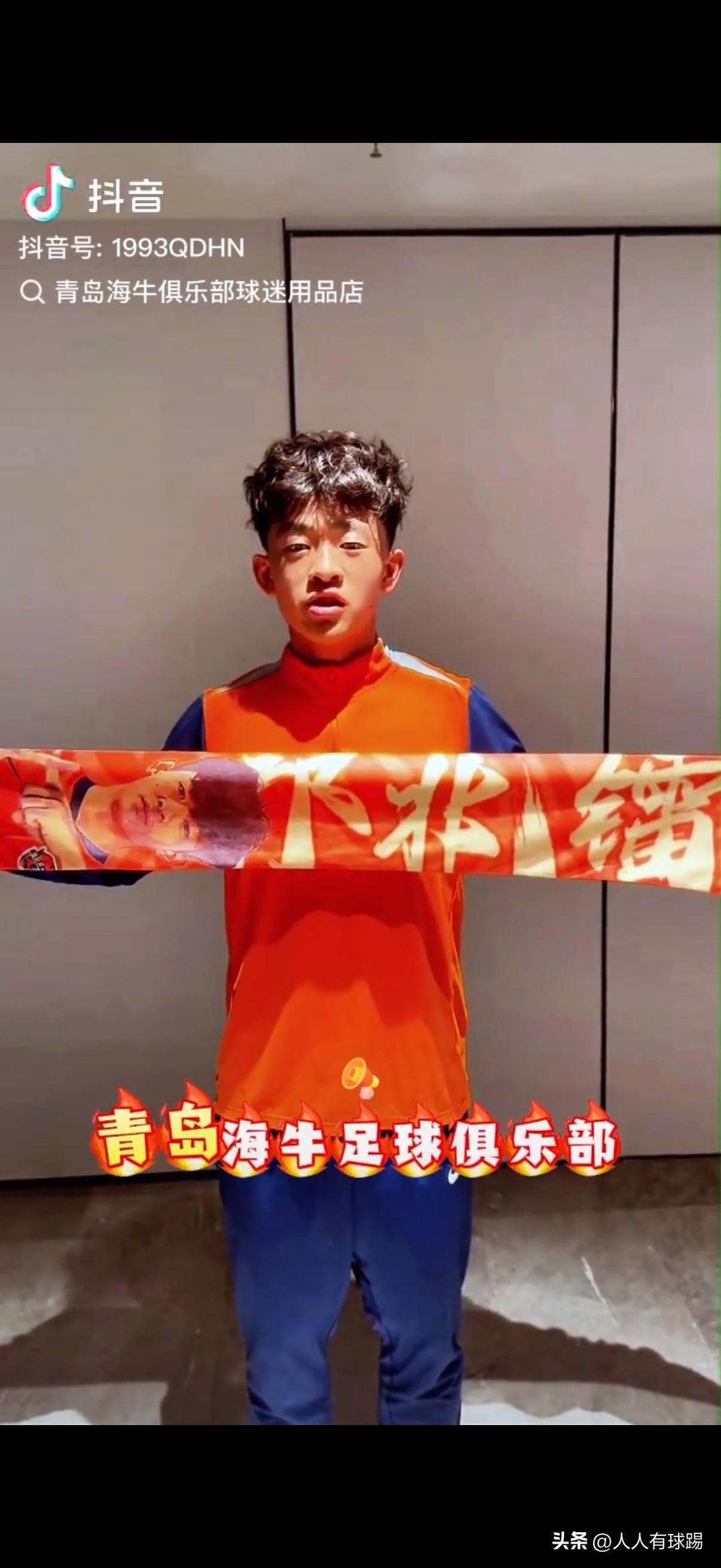 海牛给小邝定制的这条围巾实在是太丑啦，这是找谁设计的呀，弄个跟孩子脑袋那么大的头