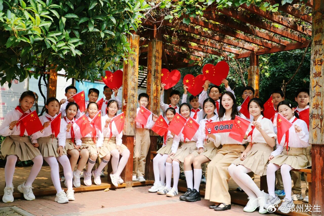 在郑州为祖国庆生【与国旗同框！金水学子向祖国告白】金秋十月，郑州金水区的校园被一