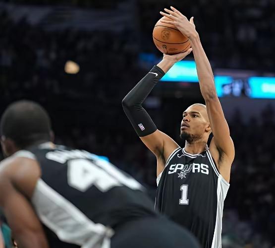 随着詹姆斯的接近退役
库里，杜兰特，哈登的老去
虽然约基奇，字母哥，亚历山大看着