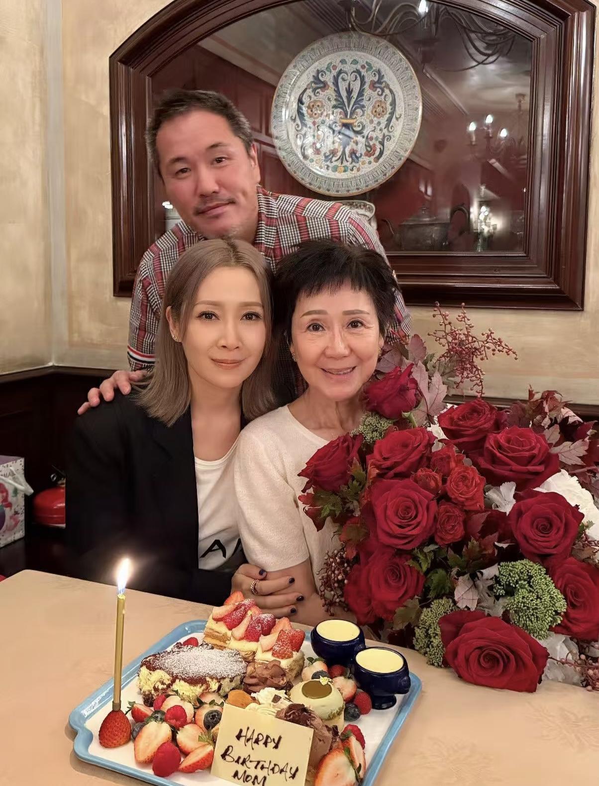 46岁关心妍和老公一起为妈妈庆祝生日，她的妈妈看起来好年轻，母女俩长得非常像，妈