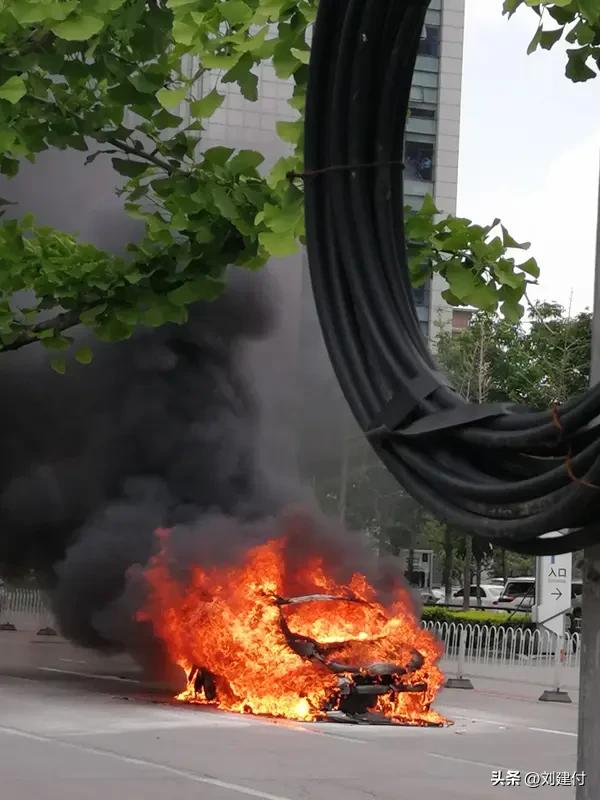 新能源车侧滑起火 路人砸窗救3人 新能源车侧滑起火，路人砸窗救出3人。新能源车起