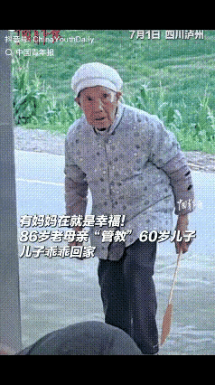 羡慕哭了！四川泸州一60多岁大爷，正端着酒杯跟亲戚聊得火热，突然，一老太太手里举