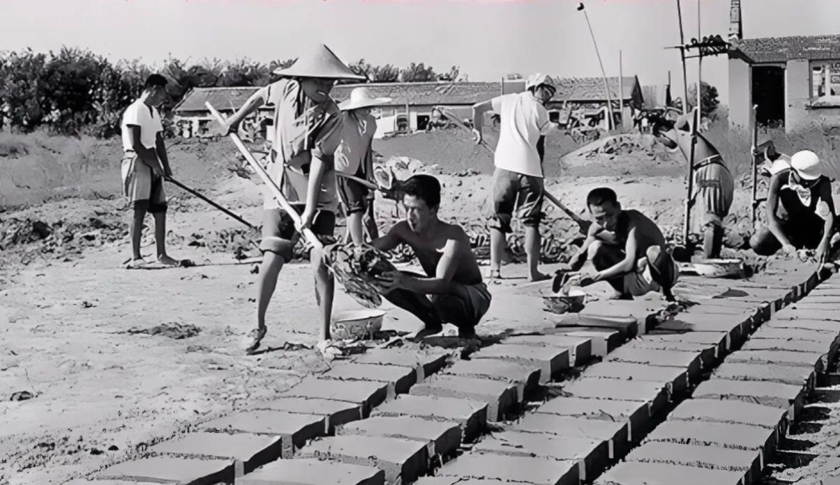 下乡的时候，曾经脱过土坯。土坯里和进麦秸，用土坯砌墙盖的房子能用几十年呢！而且冬