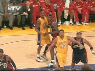 巅峰科比面对幼詹，那会詹姆斯防守在线