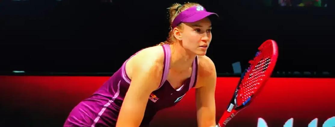 她不是在打球，是在给硬地盖章。
莱巴金娜轰出ACE，她下一分就用滑步正手撕开角度