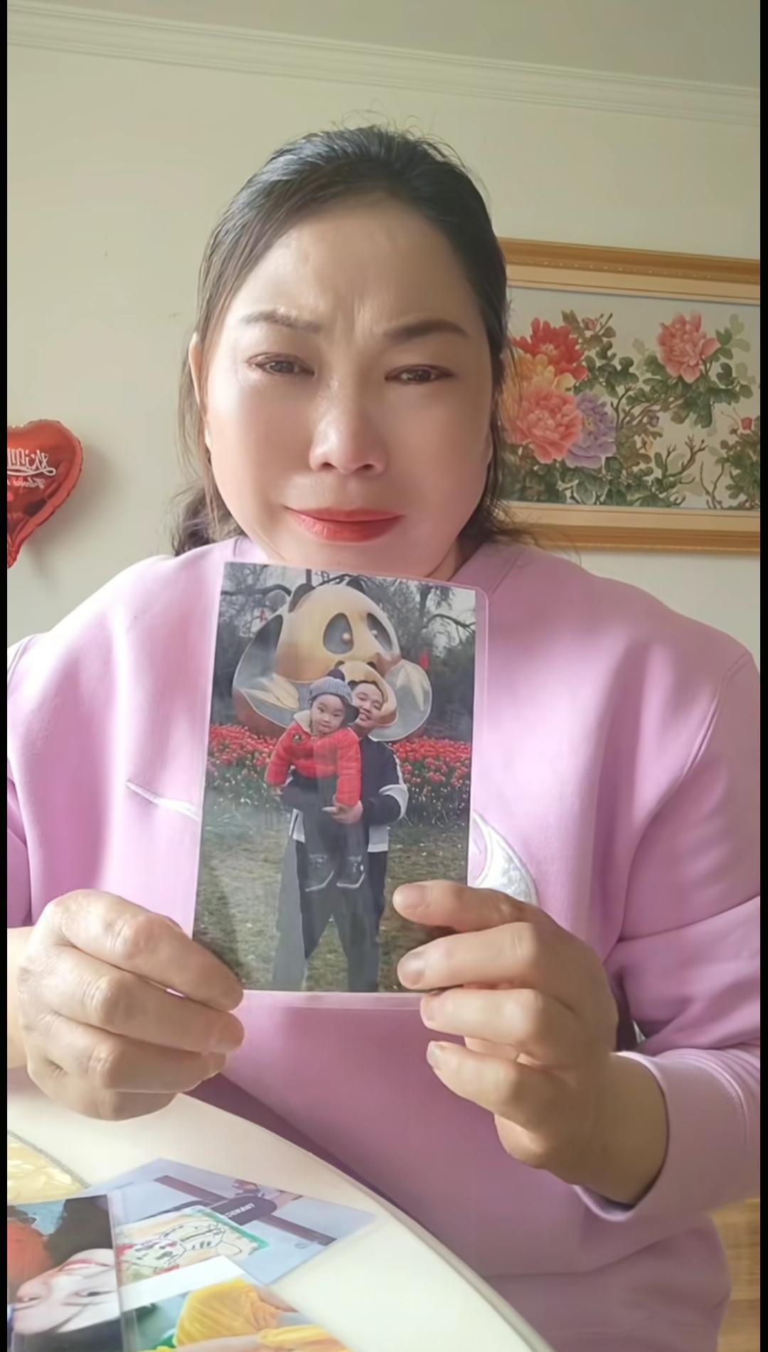 她刚把一筐塑料瓶踩扁塞进蛇皮袋，手机弹出儿子“千万富翁”的旧视频。
你刷到过那个