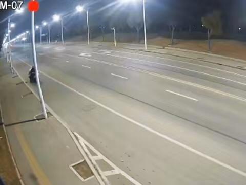 这应该是AI低水平作品，三轮车速度相对汽车的速度并不高，被撞后，老人却向前加速飞