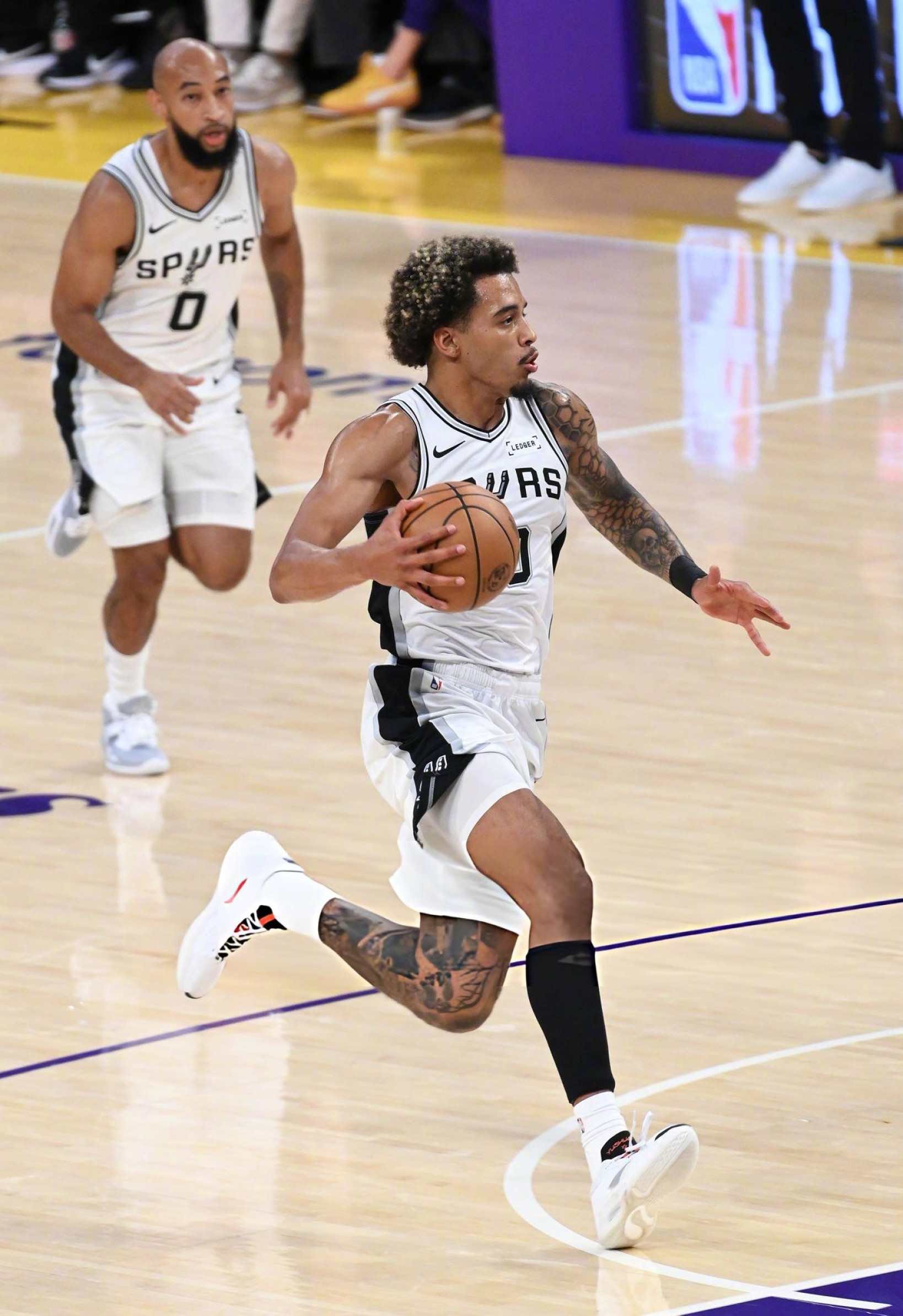 细心的球迷发现，马刺队索汉今天和湖人的比赛里，上脚了还没有发售的驭帅20。我很好