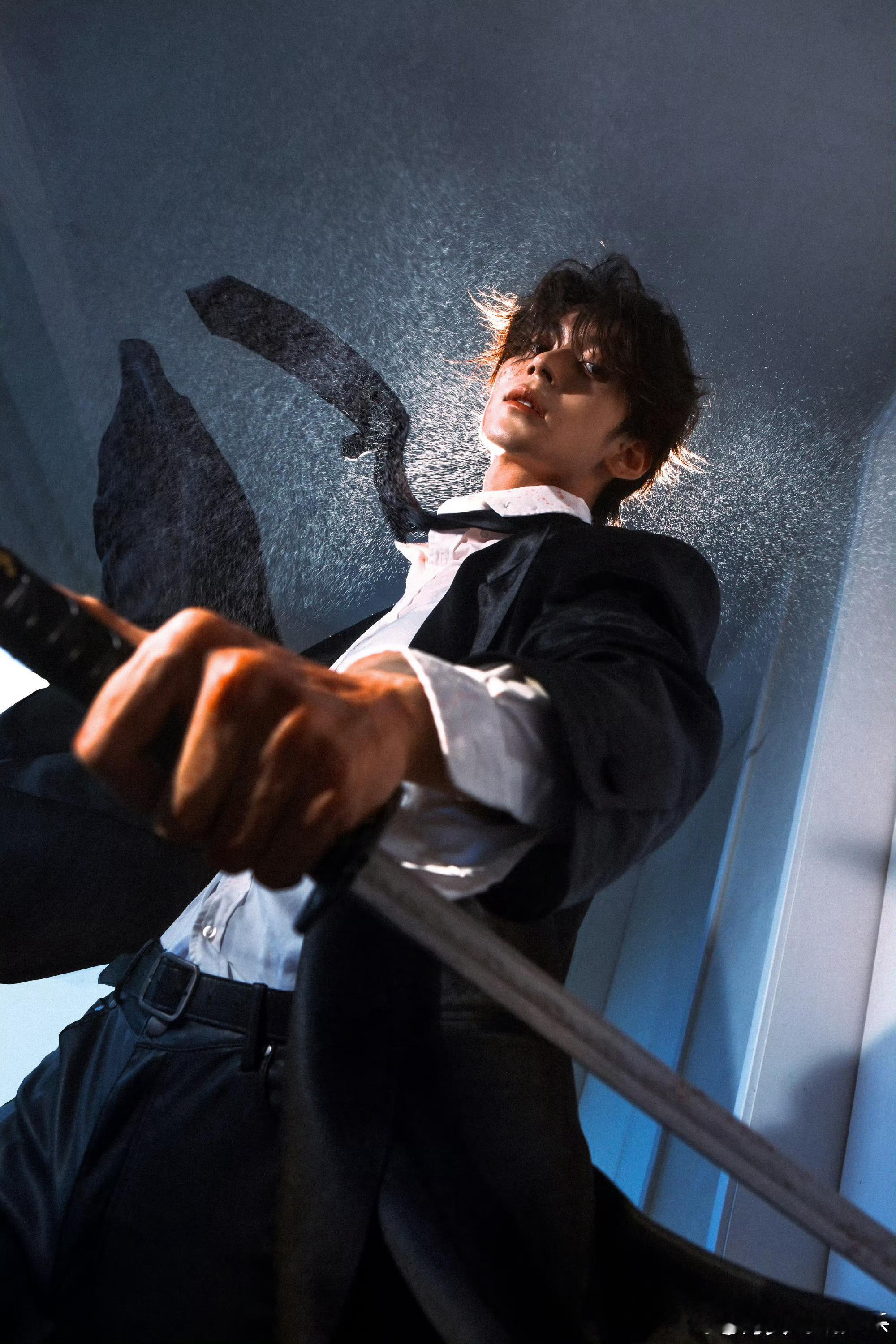 章时安战损daddy级别暗河传 玄武使福利太会了！章时安黑皮衣白衬衫，雨丝湿发+