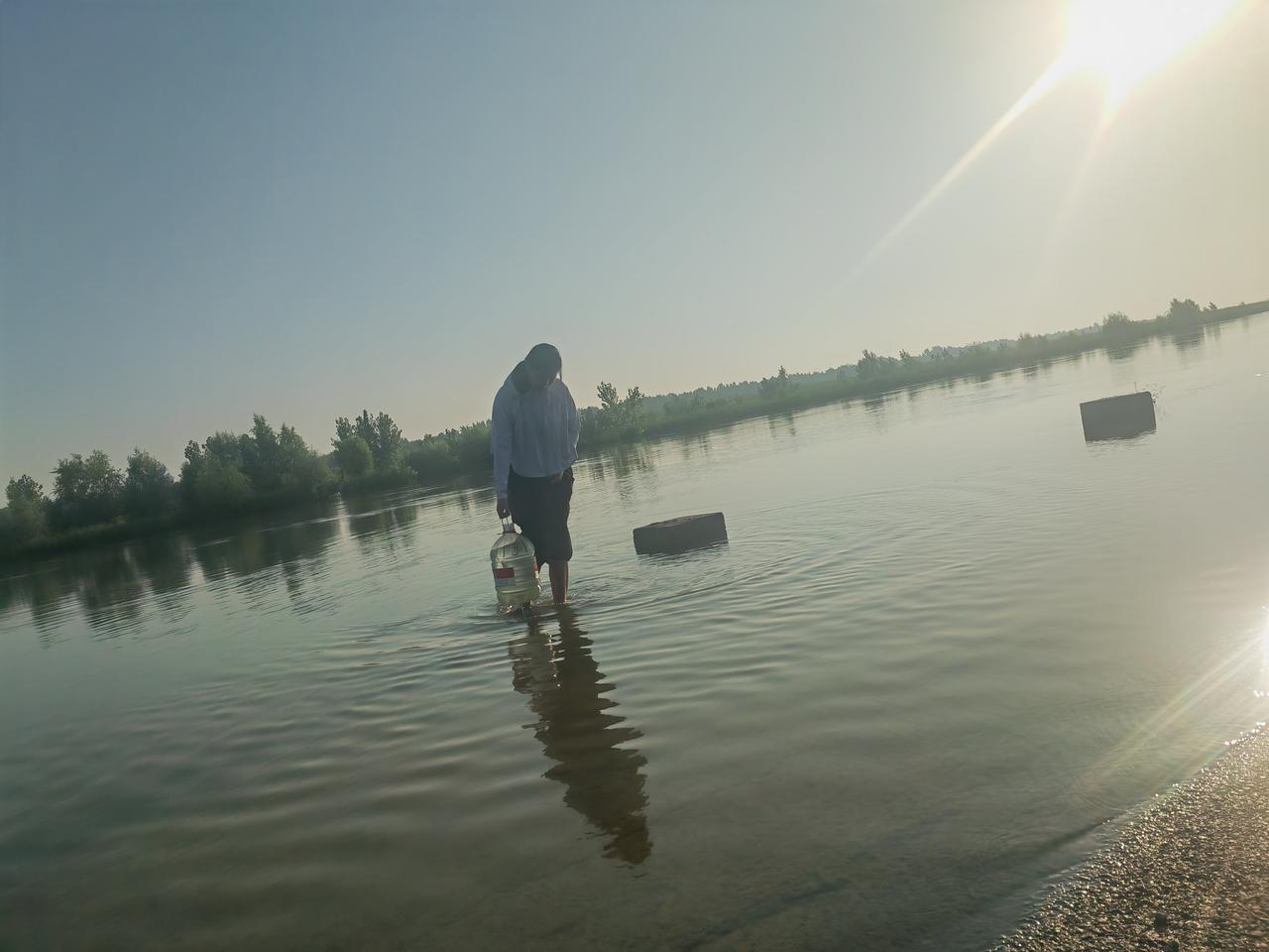 分享一张最近随手拍的照片徜徉在滹沱河浅水中的女人