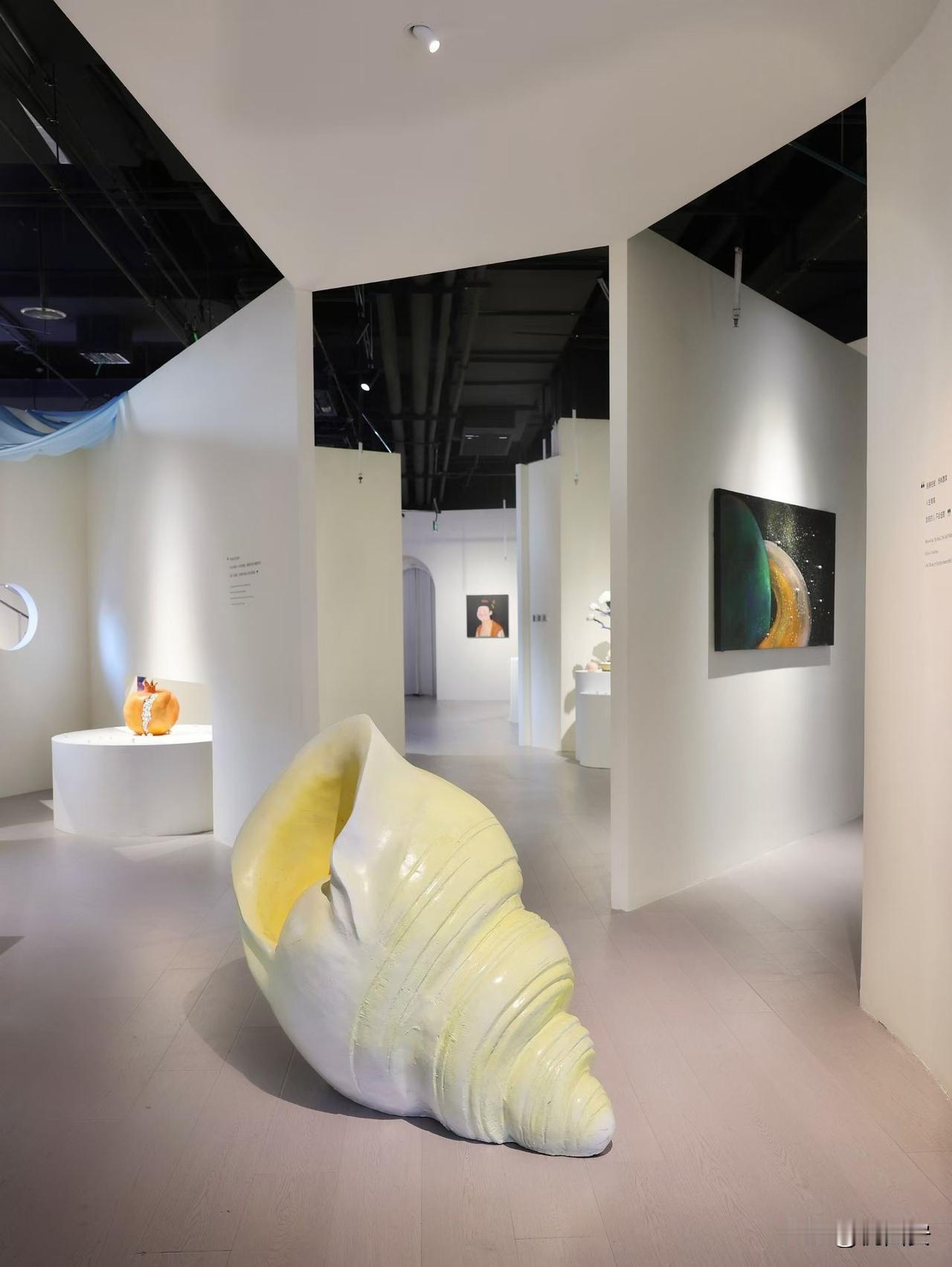 经过数月改造的「四海茂」焕新启幕，于中心广场点亮灯塔见证灯塔，以荧光舞狮+灯光秀