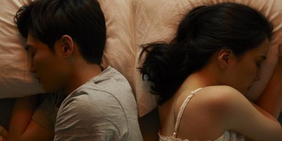 浙江杭州，银行柜台前，小慧捏着丈夫的死亡证明和户口本，等着取那笔说好留给孩子的存