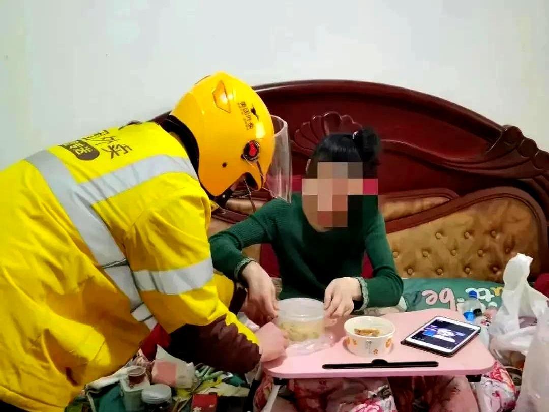 杭州，21岁外卖员叶阳辉接到了一单特殊的配送。订单备注栏里只写了六个字："别放门