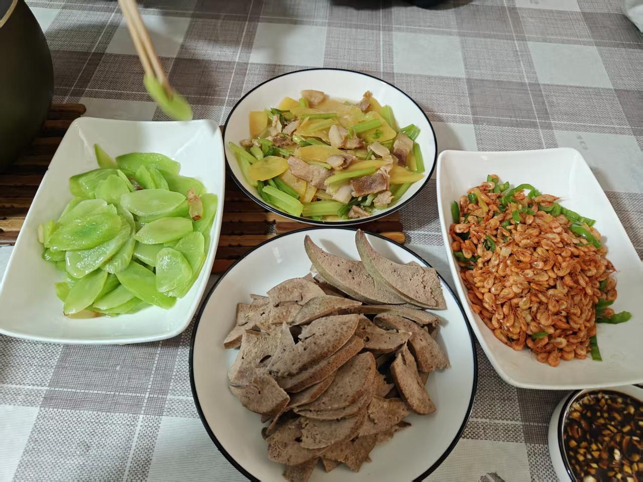 婆婆要回老家参加婚礼，家里又吵起来了
婆婆有个侄女元旦结婚，所以她要回东北老家，