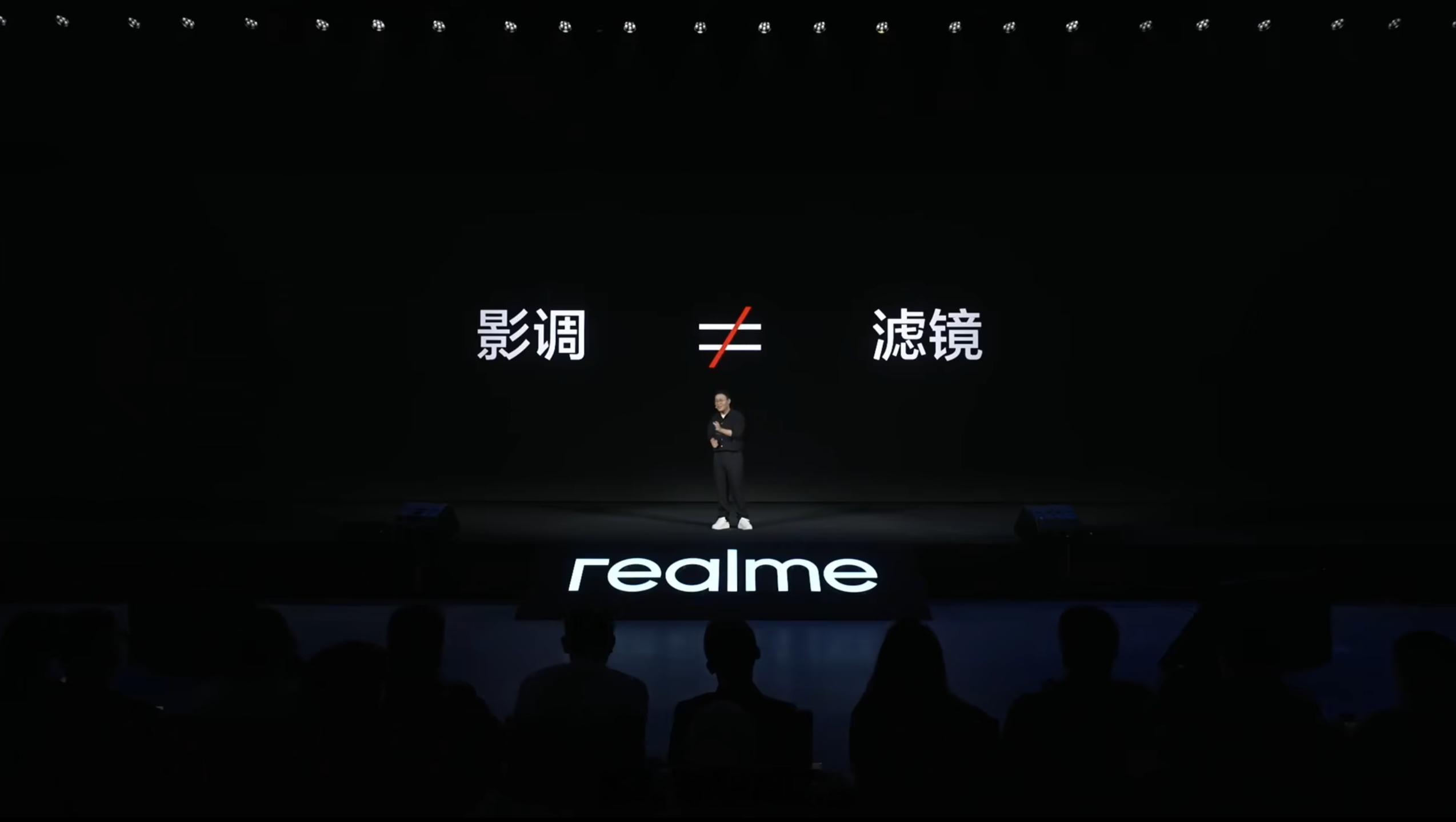 影调和滤镜是不一样的，这也是为什么过去滤镜相机没有现在影像联名火。真我 GT8 