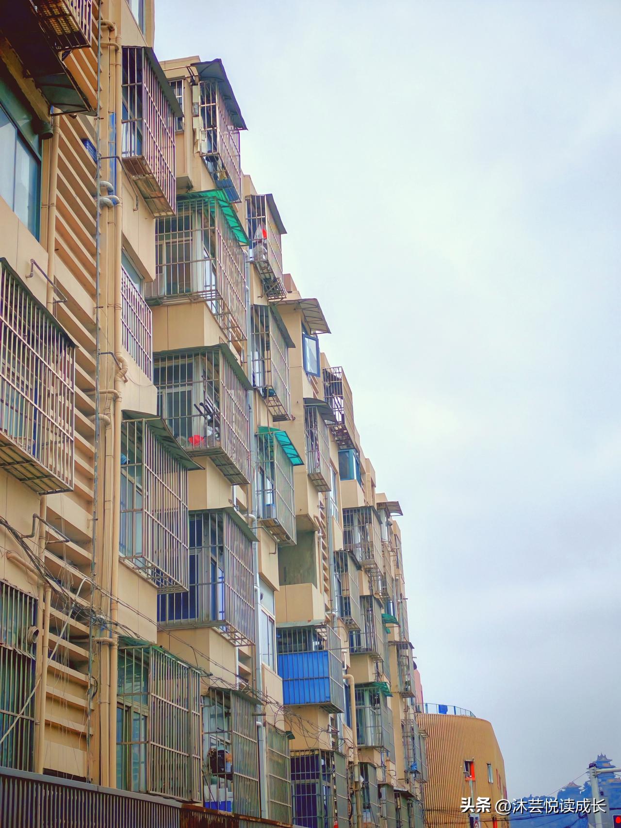 退休以后我算看透了，
有些亲戚，真不如邻居实在。
 
平时逢年过节，连个问候信息