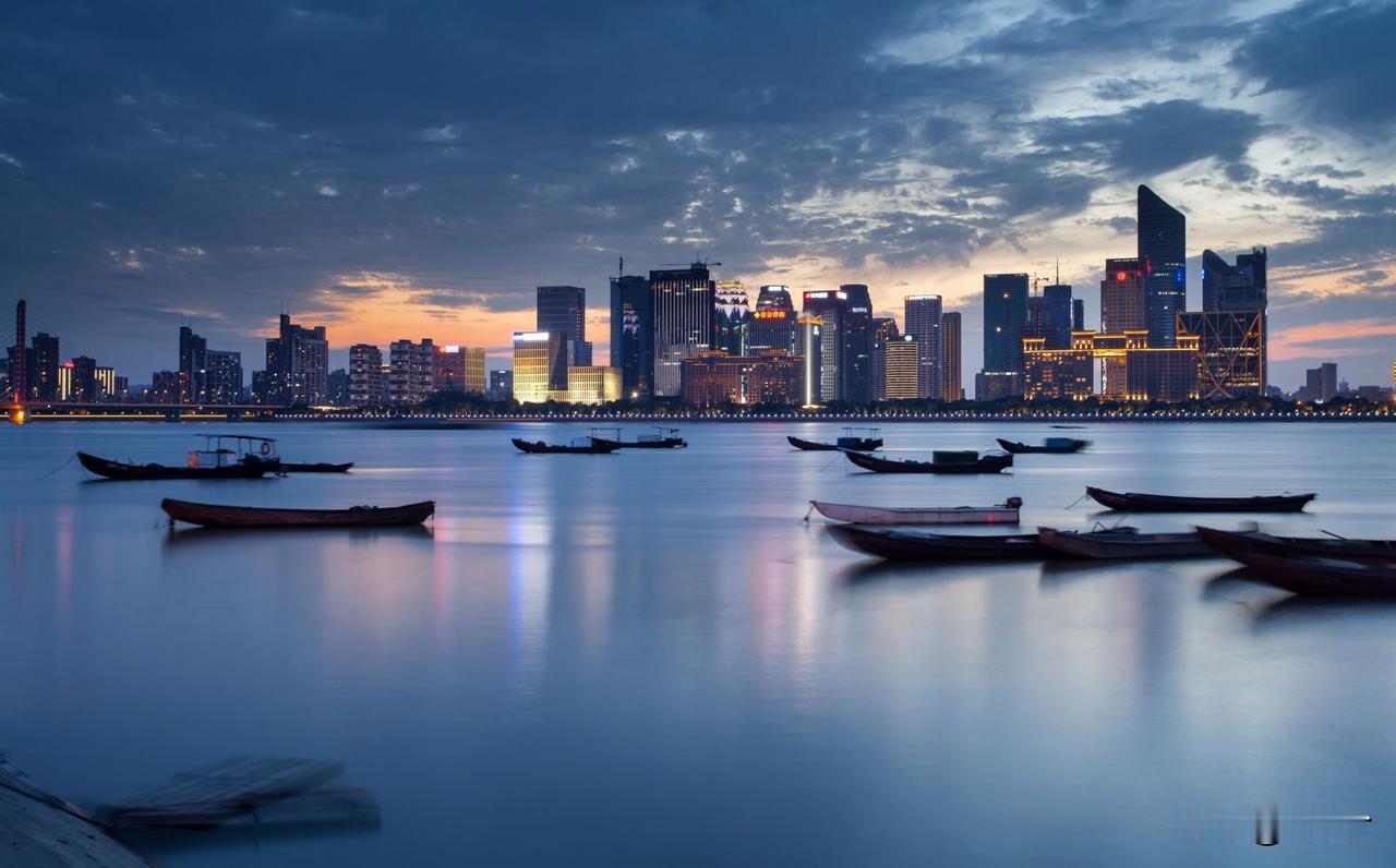 2025年11月，杭州西湖区二手房房价均价42250元；
2025年11月，杭州