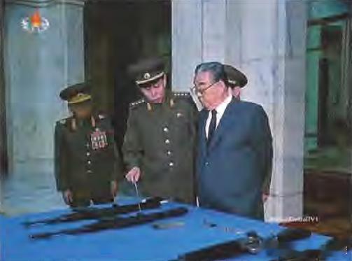 80年代朝鲜军官向金日成介绍68式和88式突击步枪与韩军使用的M16A1步枪和M