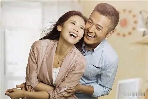 你有多久没和自己的伴侣拥抱了？

“中年夫妻亲一口，噩梦一整宿”，大概是对多数中