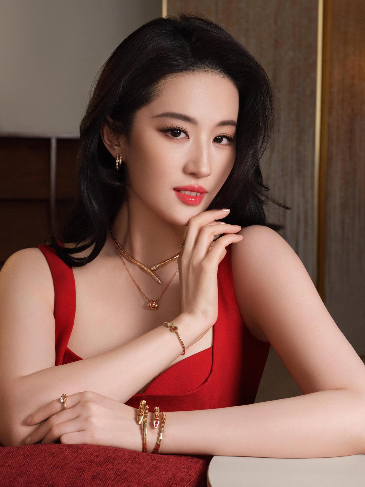 刘亦菲今日份代言美照，红色裙子美出天际了！刘亦菲写真照 明星 刘亦菲